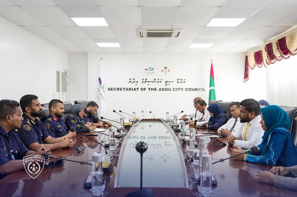 photo for އިމިގްރޭޝަންގެ އިސްވެރިން އައްޑޫ ސިޓީ ކައުންސިލްގެ ވެރިންނާ ބައްދަލުކުރެއްވުން